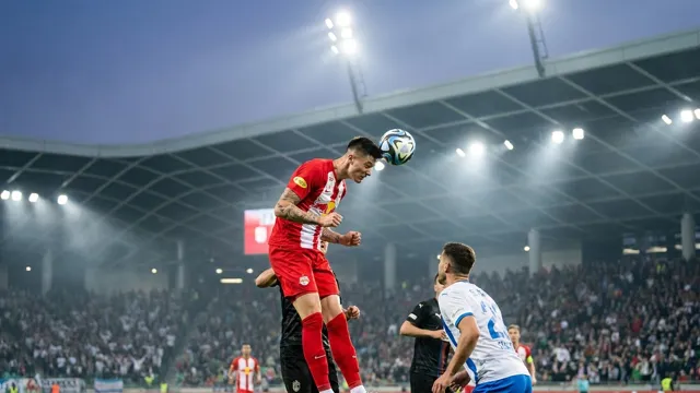 Benjamin Šeško, Football