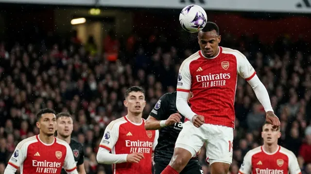 Gabriel Magalhães, Football