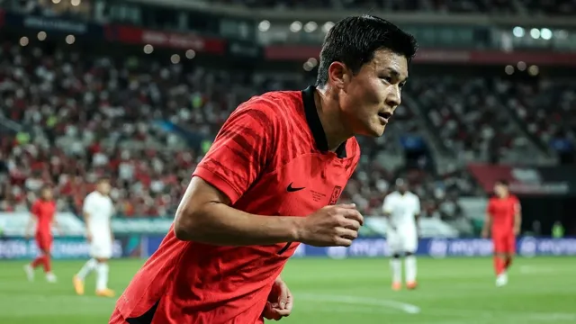 Kim Min-jae, Football
